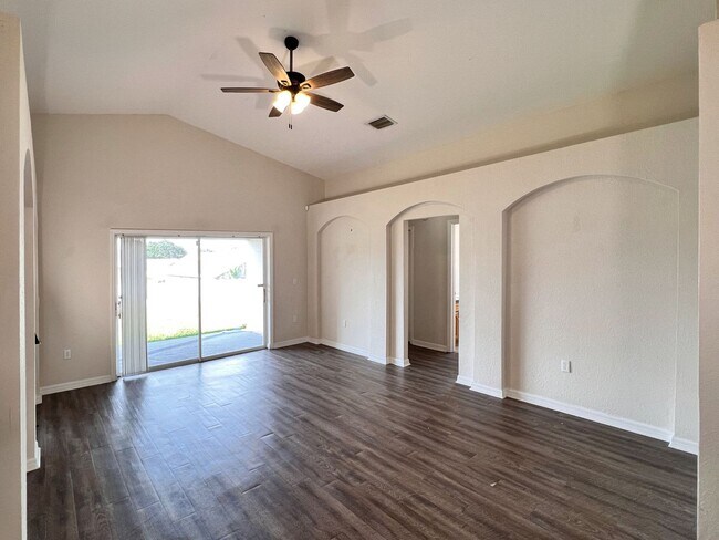 Building Photo - Spacious Three-Bedroom Home in Savannah Estates