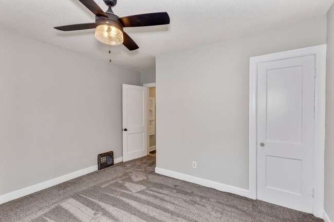Building Photo - 544 S Poplar Dr