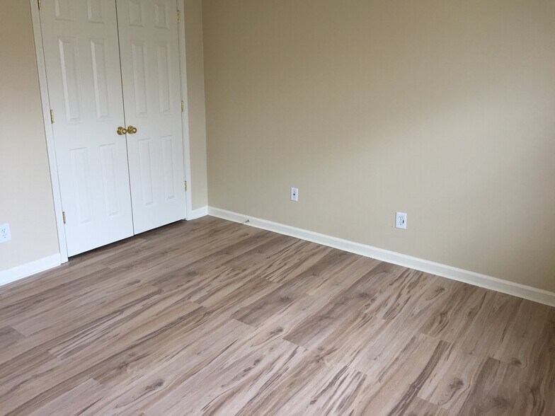 Building Photo - 5448 Middlebury Dr