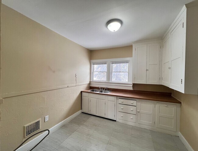 Building Photo - 1947 Sussex Pl