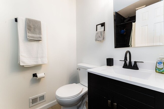 Building Photo - 834 Woodcliff Dr