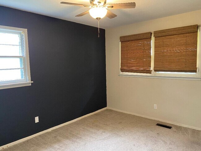 Building Photo - 2030 College Heights Rd