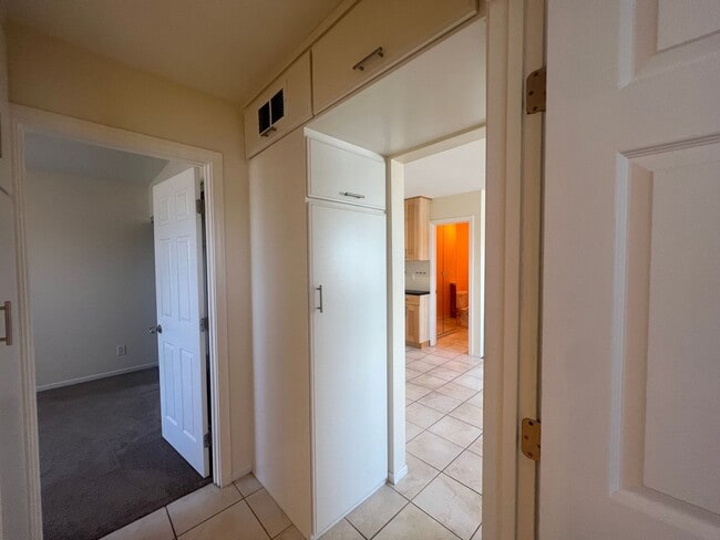 Building Photo - Charming upstairs 2/2 Condo in Clairemont