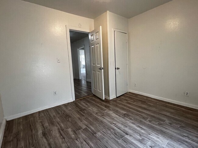 Building Photo - Huge 2 bed 1 bath