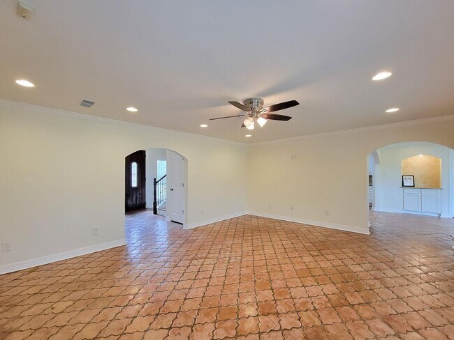 Building Photo - BEAUTIFUL LARGE 4 BEDROOM 2.5 BATH HOME