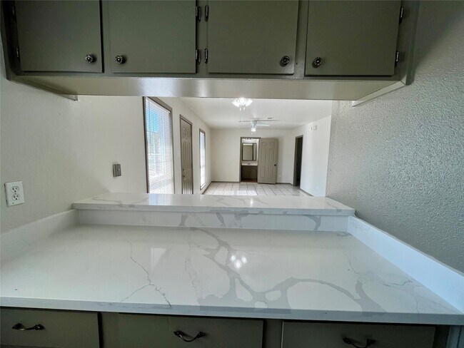 Building Photo - 1042 W Village Ct