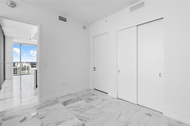 Building Photo - 700 NE 26th Terrace