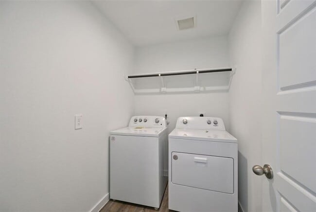 Building Photo - 1139 Hughes Crossing Dr