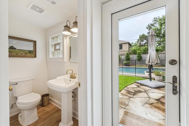 Building Photo - 13035 Pebblebrook Dr
