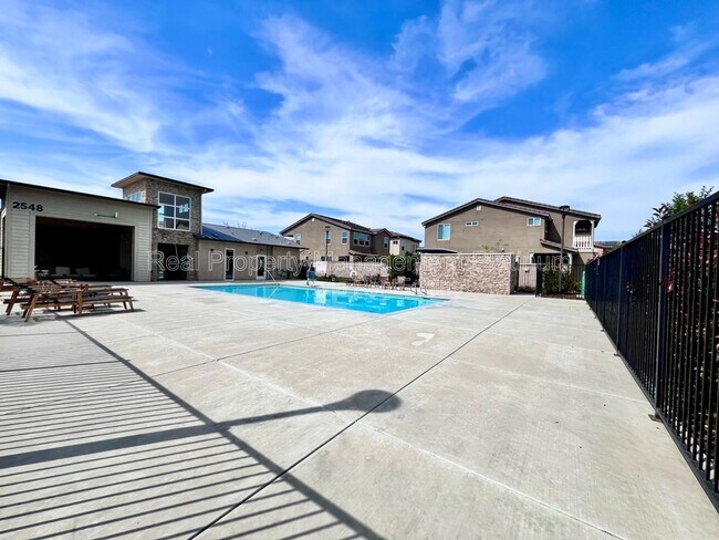 Building Photo - 2560 Daisy Dr