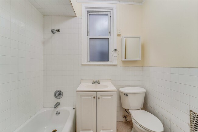 Building Photo - 144 Nelson Ave