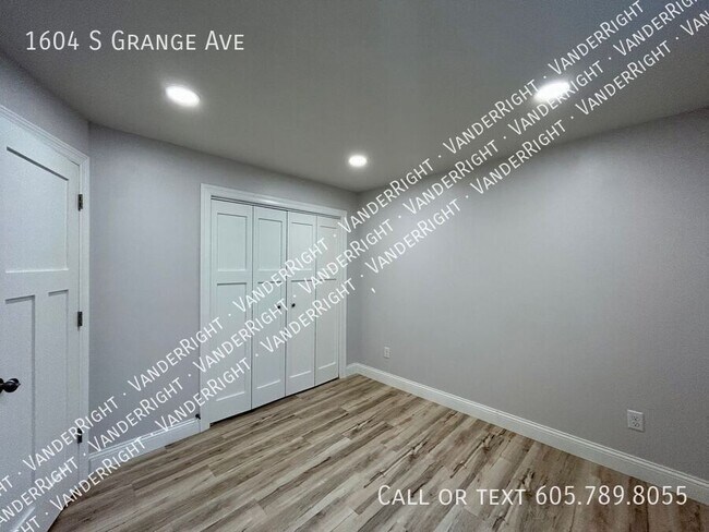 Building Photo - 1604 S Grange Ave