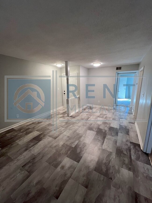 Building Photo - COMING SOON: Newly Renovated 2 Bedroom Apa...