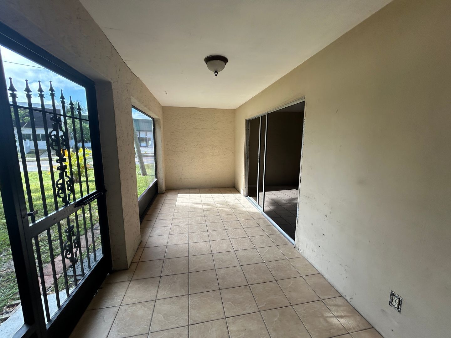 Building Photo - All tile   1/1 close to Cape Coral Pkwy