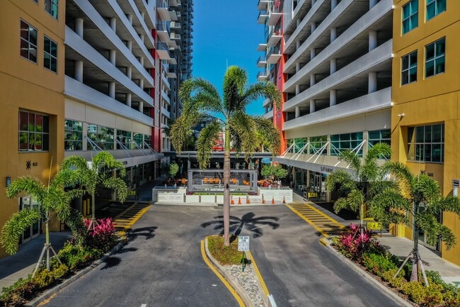 Building Photo - 1120 E Kennedy Blvd