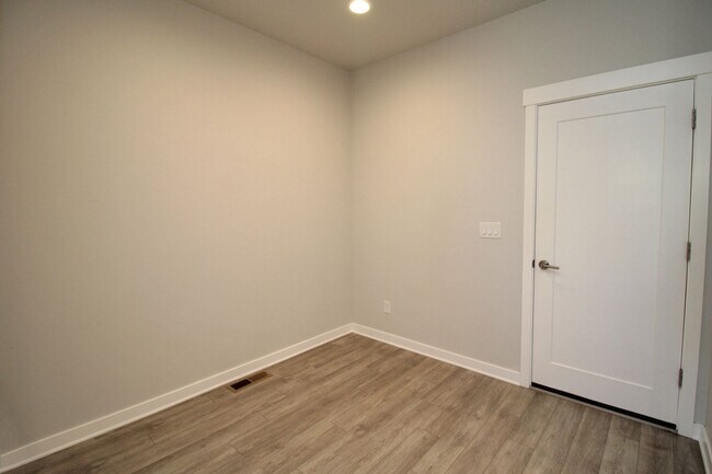 Building Photo - Impeccable 3 Bed/2.5 Bath Townhome located...