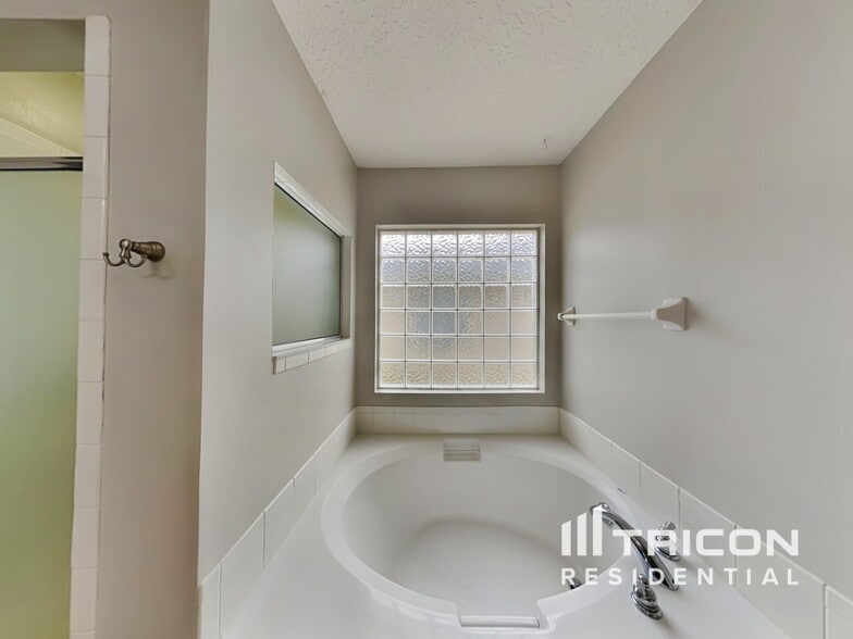 Building Photo - 2450 Creekfront Dr
