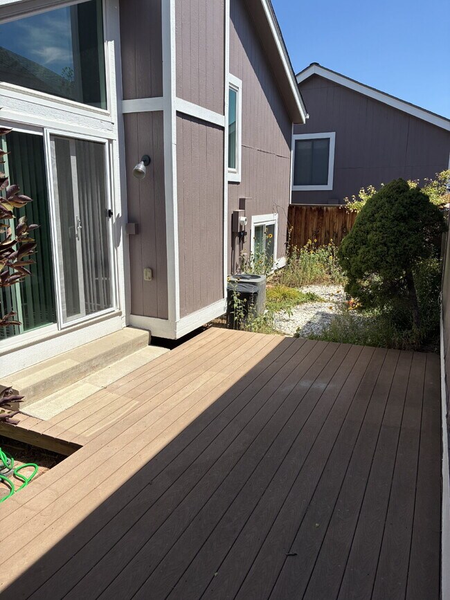 Building Photo - Beautiful Townhome - 4 Bedrooms 3 Bathroom with 2 Additional Bonus Rooms!