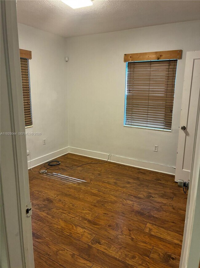 Building Photo - 705 E 9th Ct