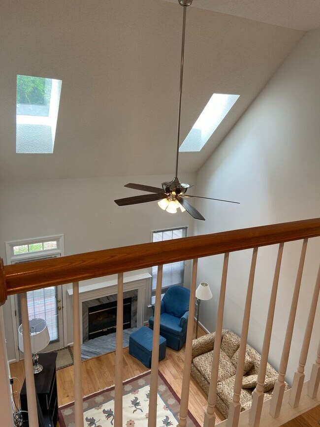 Building Photo - Renovated 3 bed, 2.5 bath townhome in Hope...