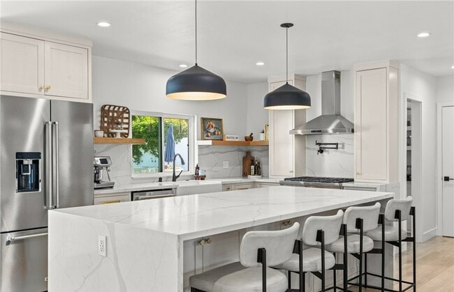 Building Photo - 240 W Gainsborough Rd