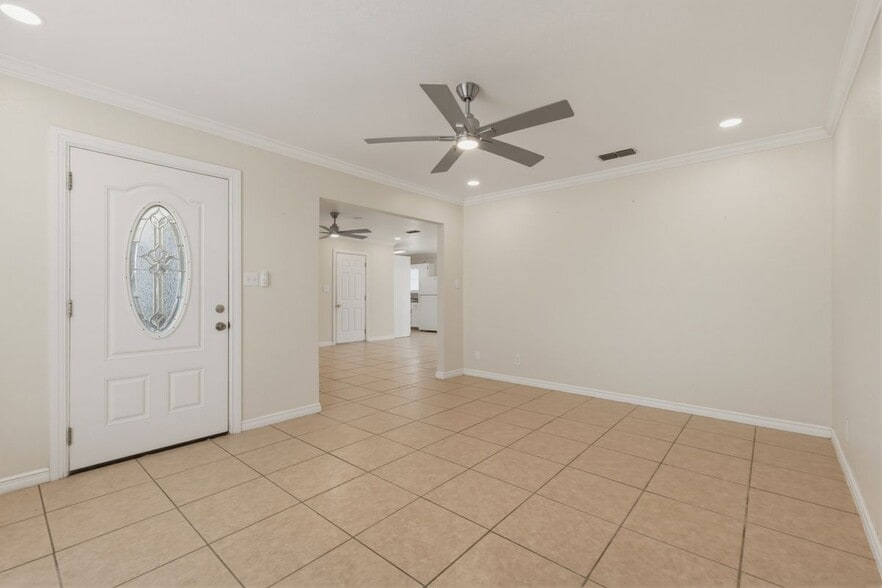 Building Photo - 711 Cisneros St