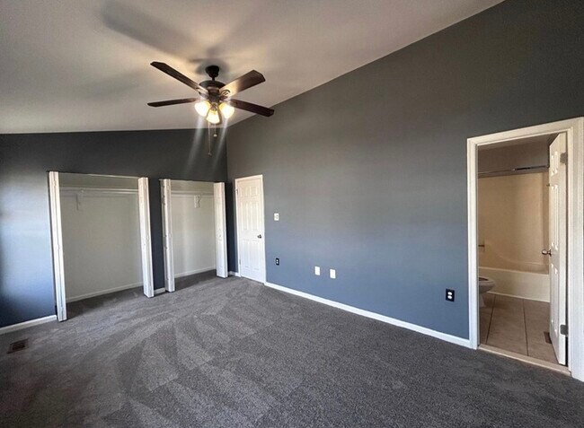 Building Photo - 3 Bedrooms 2.5 Bathrooms