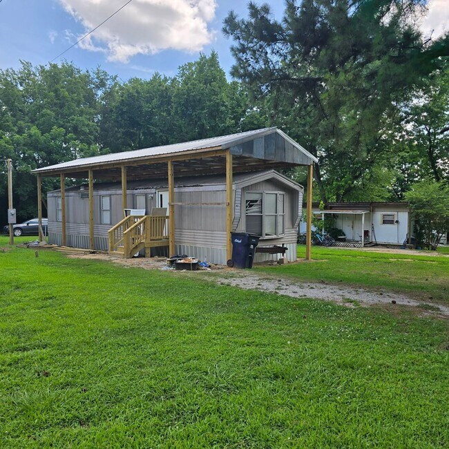 Building Photo - City Charm and Country Livin' 2/1 Mobile H...