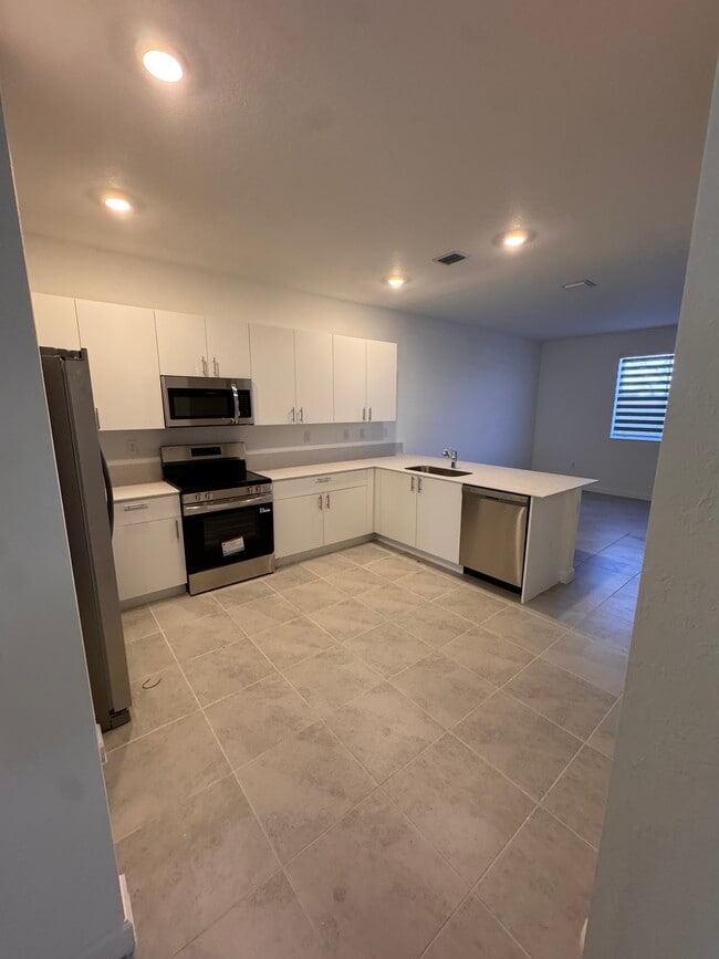 Building Photo - 2738 SE 24th Terrace