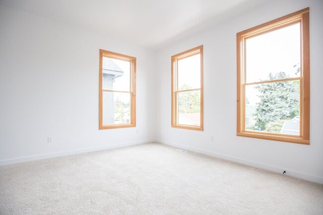 Building Photo - *** 3 Bedroom New Build In SE ! ONE MONTH ...