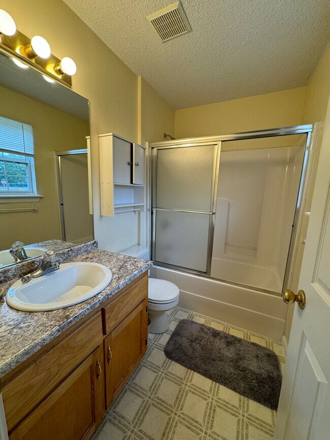 Building Photo - Charming 3BR/2BA Single-Family Home in a Peaceful Commerce Location