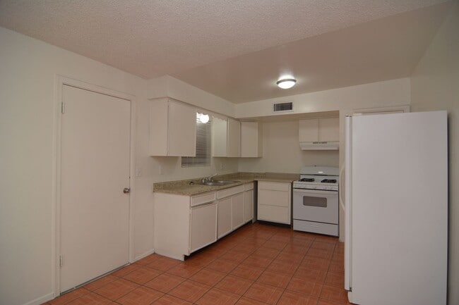 Building Photo - Charming 4 Bedroom 2 Bath House! South Tucson Location! Close to the 1-19!