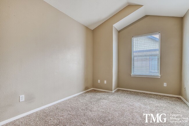 Building Photo - Gorgeous Four Bedroom Townhome in Hillsboro!