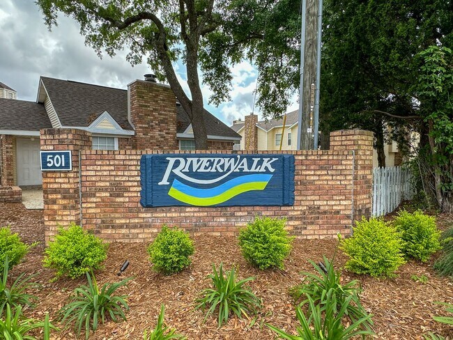 Building Photo - Recently renovated 1 bedroom 1 bath condo for rent in Riverwalk!