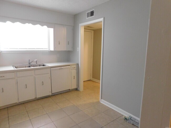 Building Photo - 2203 Fendley Dr