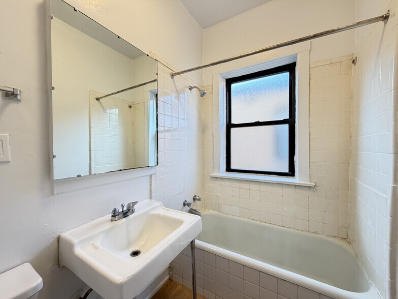 Building Photo - 805 Dempster St