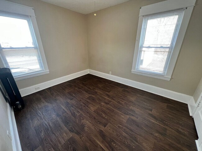 Building Photo - 25-27 Maple St