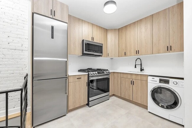 Building Photo - 227 W 20th St