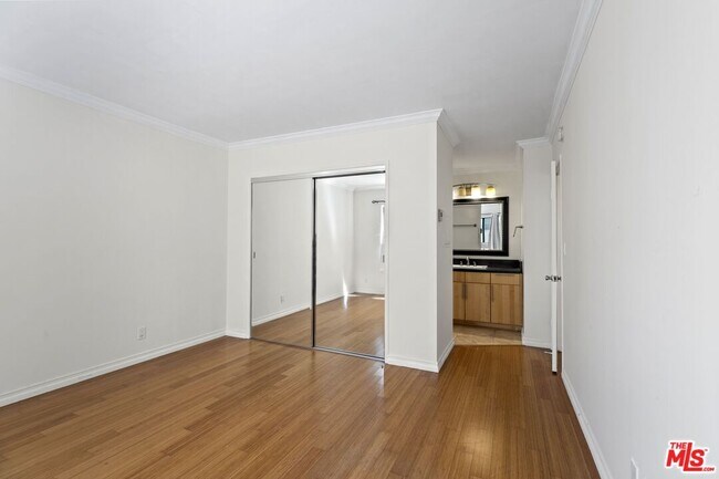 Building Photo - 1033 6th St