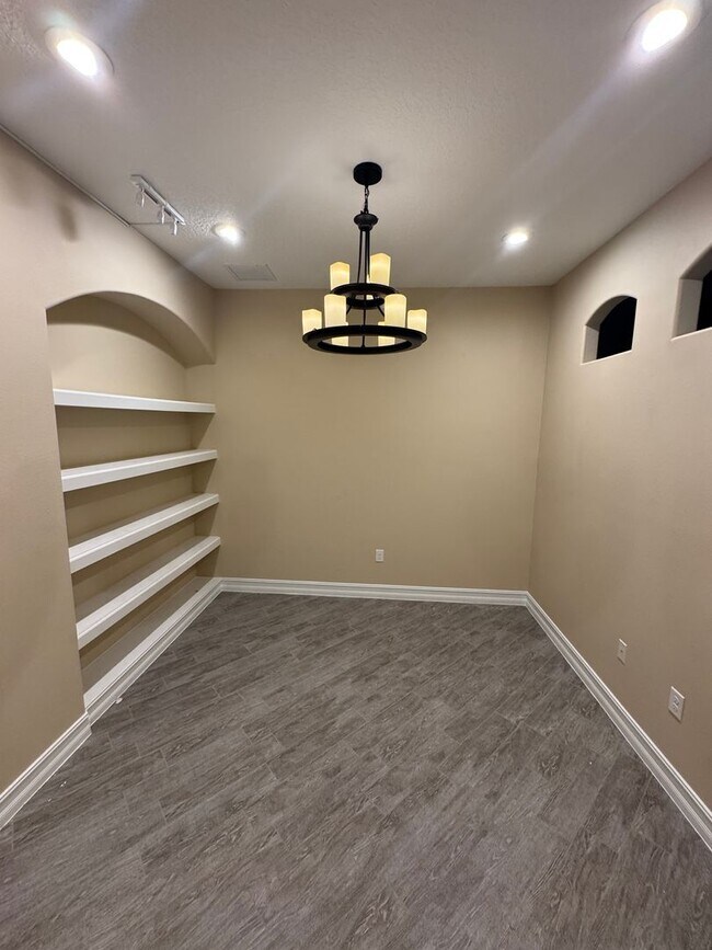 Building Photo - Two Story 5 bedroom, 4.5 bath