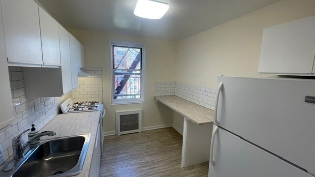 Building Photo - 3 Sadore Ln