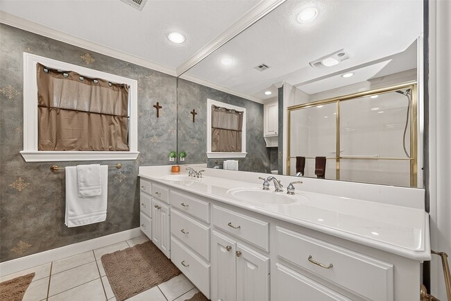Building Photo - 31 Champions Colony E
