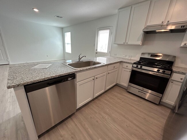 Building Photo - 3BD/2BA with Washer/Dryer Included – Fenced Yard, Garage & Community Pool!