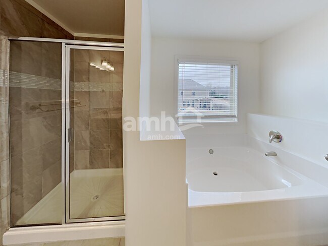 Building Photo - 2036 Farm Pond Wy