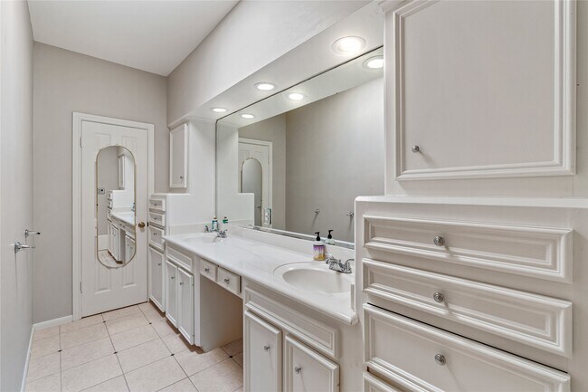 Building Photo - 6732 Vanderbilt St