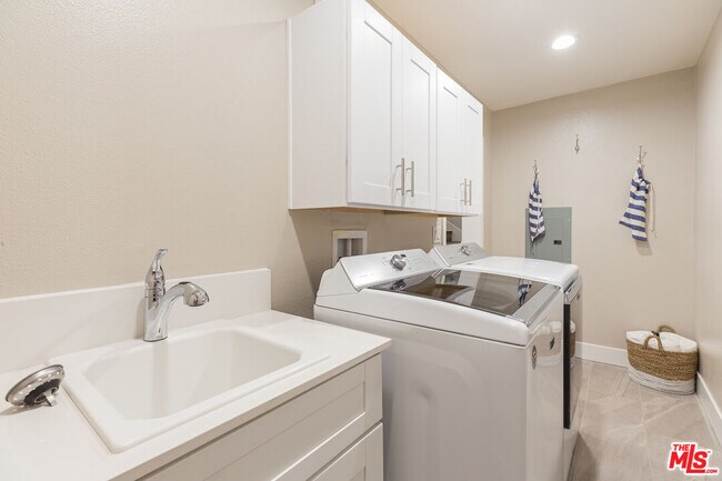 Building Photo - 4439 Paxton Pl