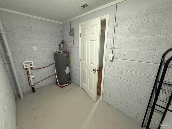 Building Photo - 808 Woodland Dr