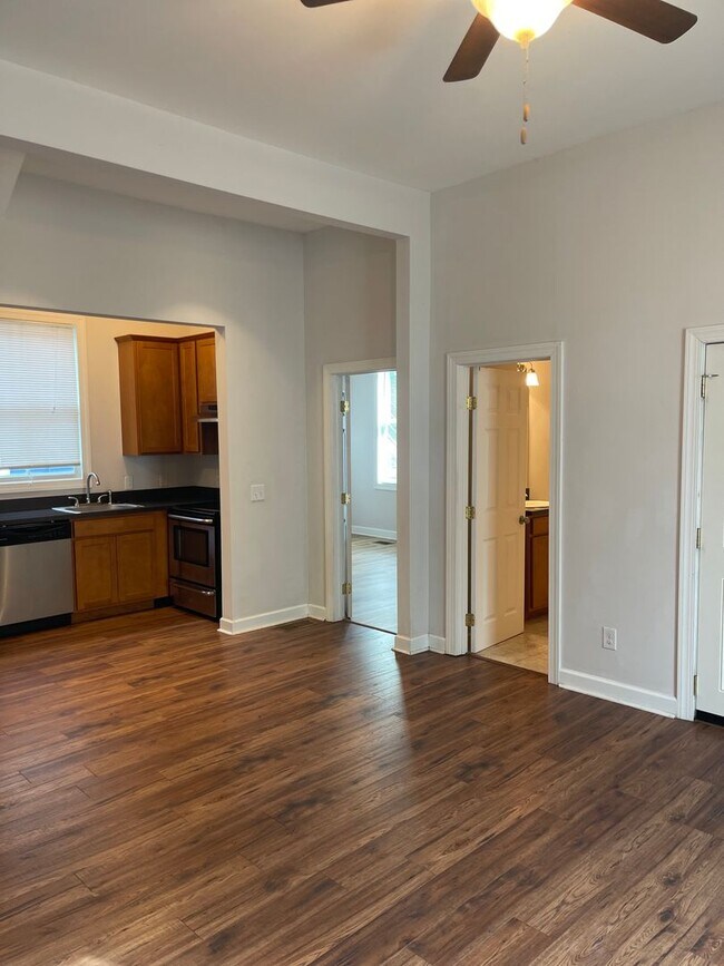 Building Photo - Newly Renovated 2B Apartment just Blocks f...