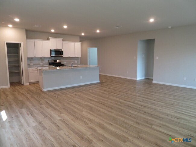 Building Photo - 554 Blue Stem Rd