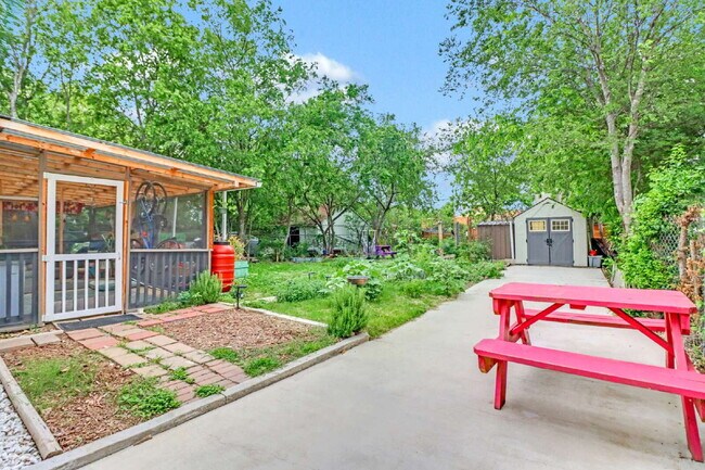 Building Photo - "Charming 3-Bed, 2-Bath Oasis on West Mistletoe Avenue – Spacious 1140 Sq Ft in San Antonio!"